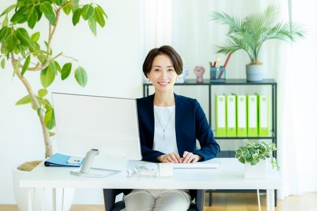 ＜急募＞12/８～ドコモの事務業務★駅直結３分★シフト勤務★皆勤賞★交通費有